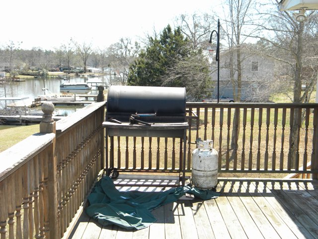 BALCONY WITH GAS GRILL